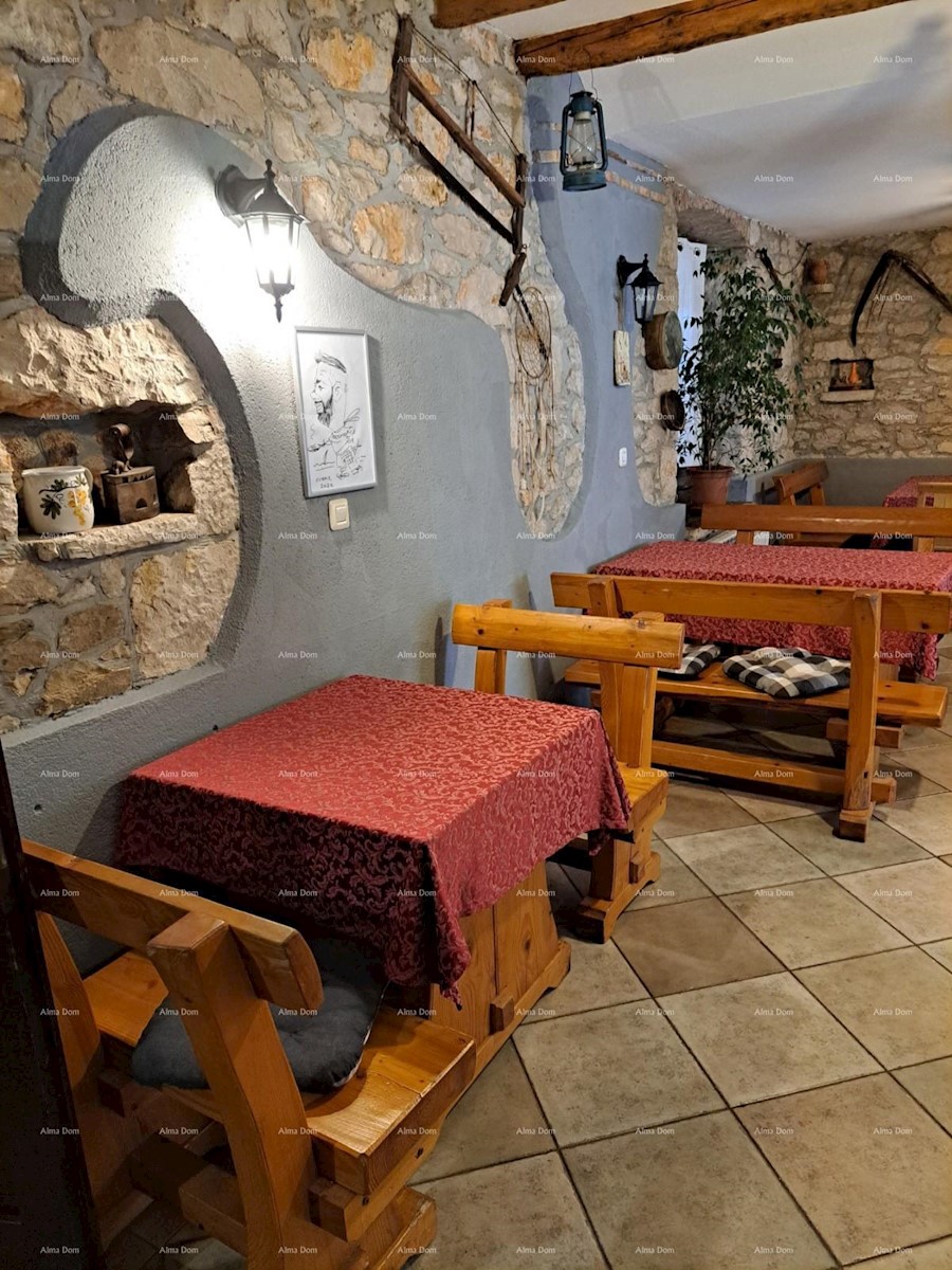 E' in vendita una casa con taverna, ampio terrazzo, due trilocali, cortile. Ottima opportunità di investimento!