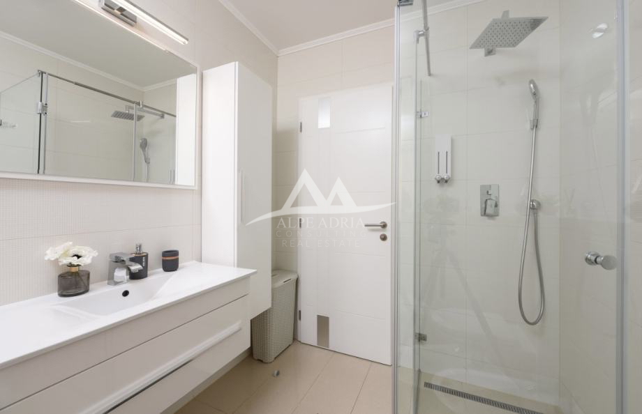 Appartamento di lusso con giardino privato e jacuzzi – Diklovac, Zadar