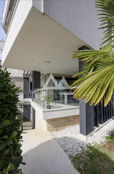 Appartamento di lusso con giardino privato e jacuzzi – Diklovac, Zadar