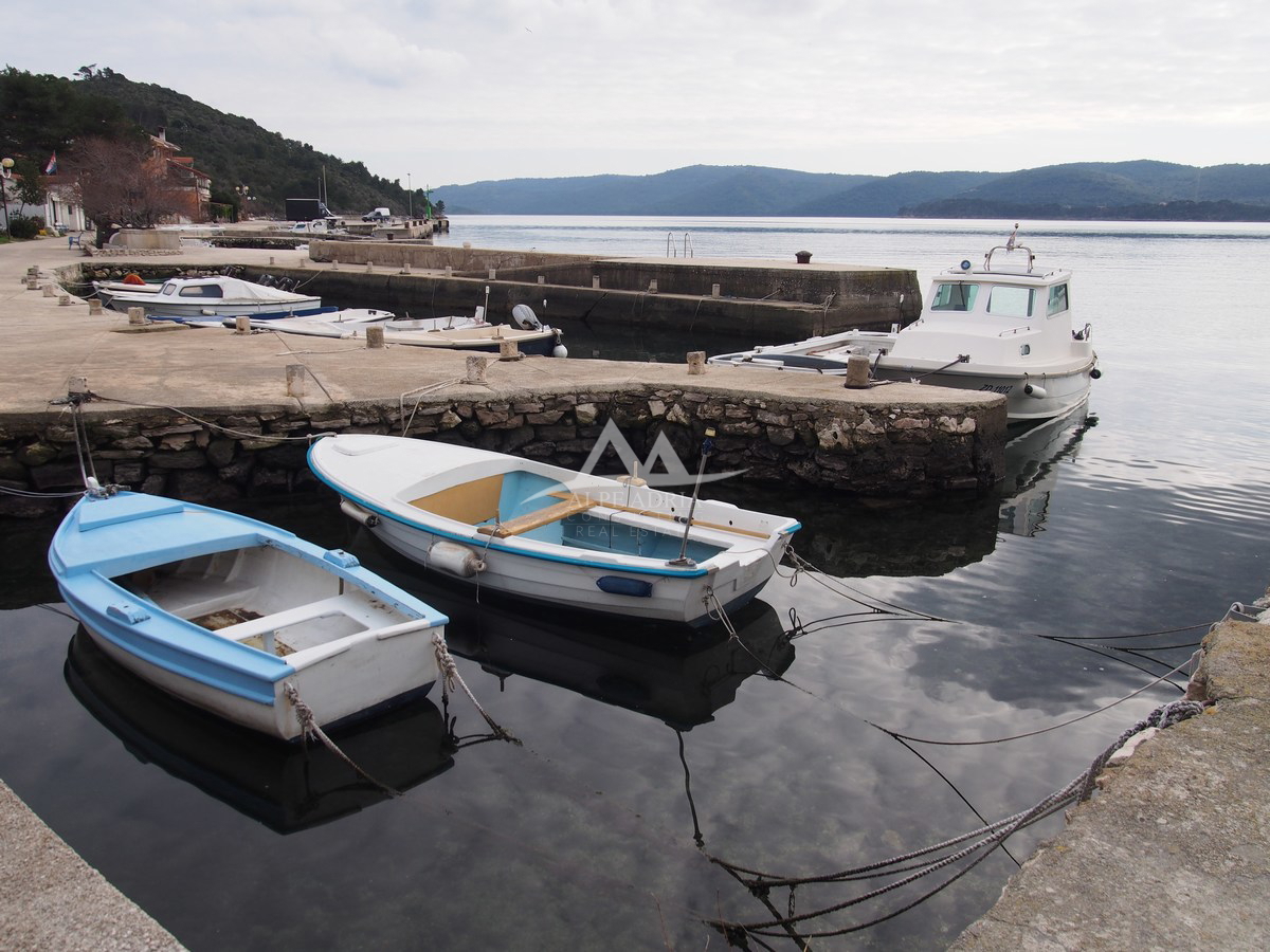 PRIMA FILA - ISOLA DI ZVERINAC - BELLISSIMO TERRENO EDIFICABILE 2.193 M2 - € 219.000