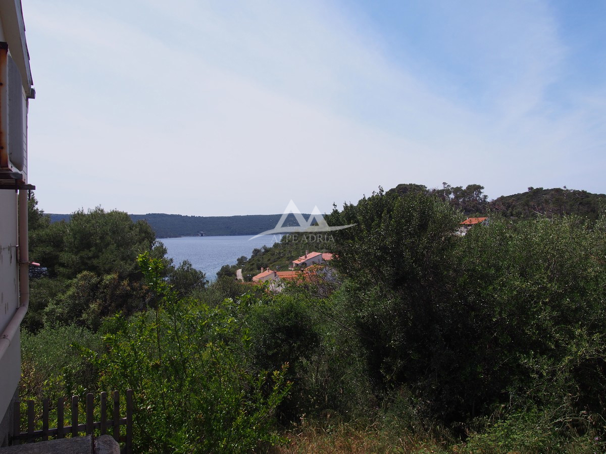PRIMA FILA - ISOLA DI ZVERINAC - BELLISSIMO TERRENO EDIFICABILE 2.193 M2 - € 219.000