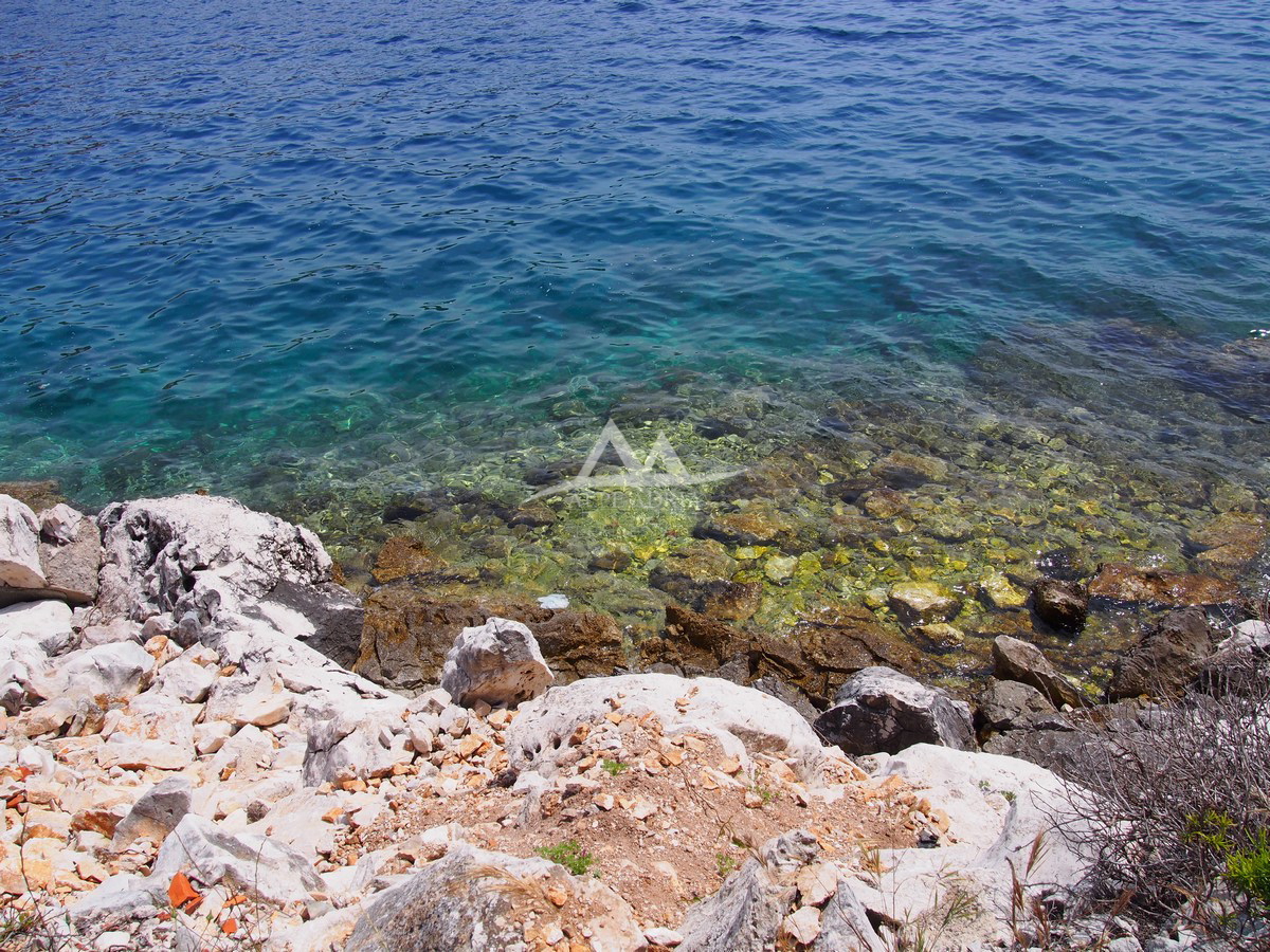 PRIMA FILA - ISOLA DI ZVERINAC - BELLISSIMO TERRENO EDIFICABILE 2.193 M2 - € 219.000