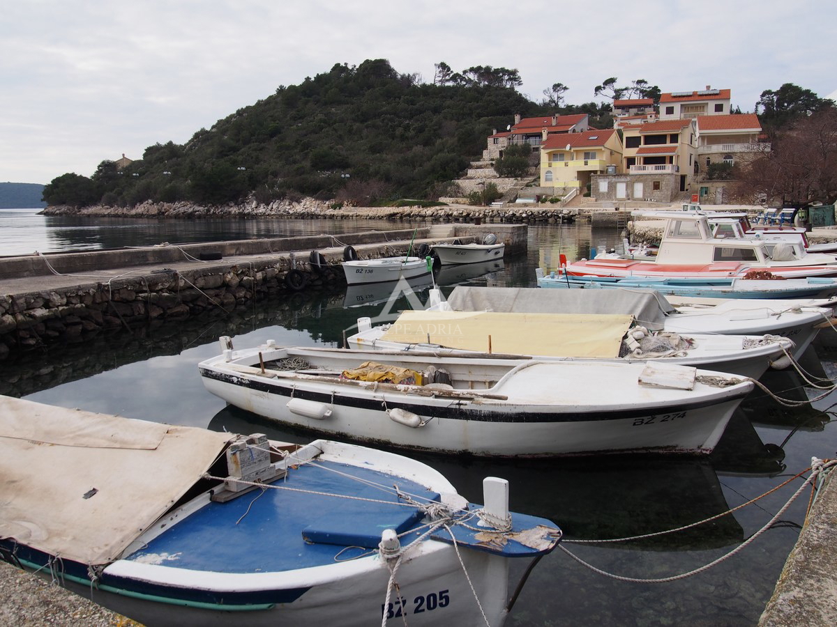 PRIMA FILA - ISOLA DI ZVERINAC - BELLISSIMO TERRENO EDIFICABILE 2.193 M2 - € 219.000