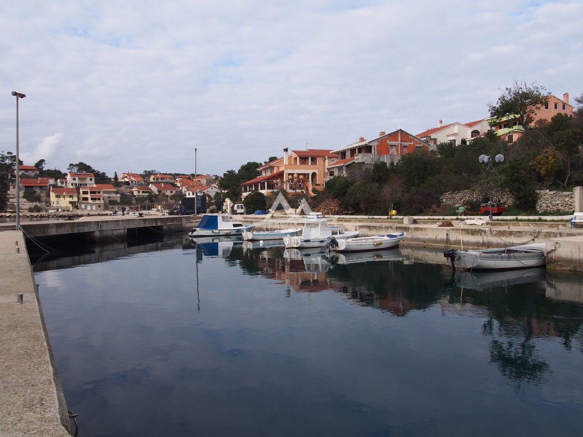 PRIMA FILA - ISOLA DI ZVERINAC - BELLISSIMO TERRENO EDIFICABILE 2.193 M2 - € 219.000