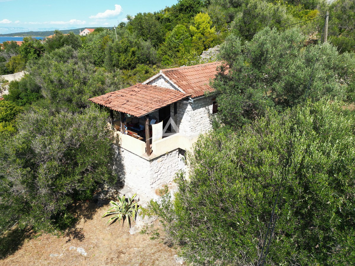 MALA RAVA - AFFASCINANTE CASA IN PIETRA IN VENDITA IN PRIMA FILA AL MARE