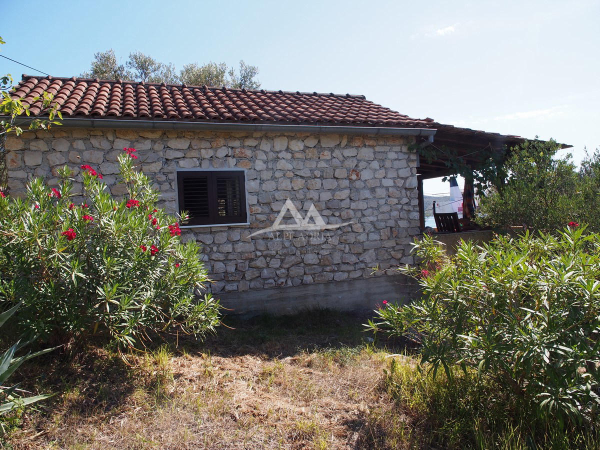 MALA RAVA - AFFASCINANTE CASA IN PIETRA IN VENDITA IN PRIMA FILA AL MARE