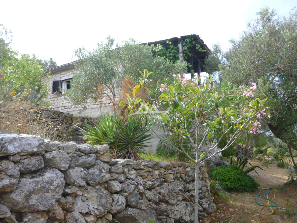 MALA RAVA - AFFASCINANTE CASA IN PIETRA IN VENDITA IN PRIMA FILA AL MARE