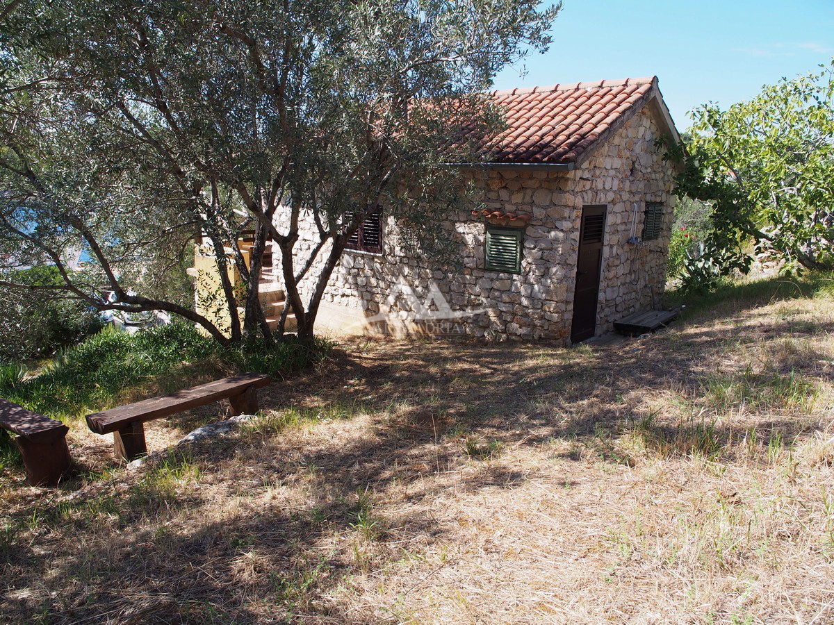 MALA RAVA - AFFASCINANTE CASA IN PIETRA IN VENDITA IN PRIMA FILA AL MARE