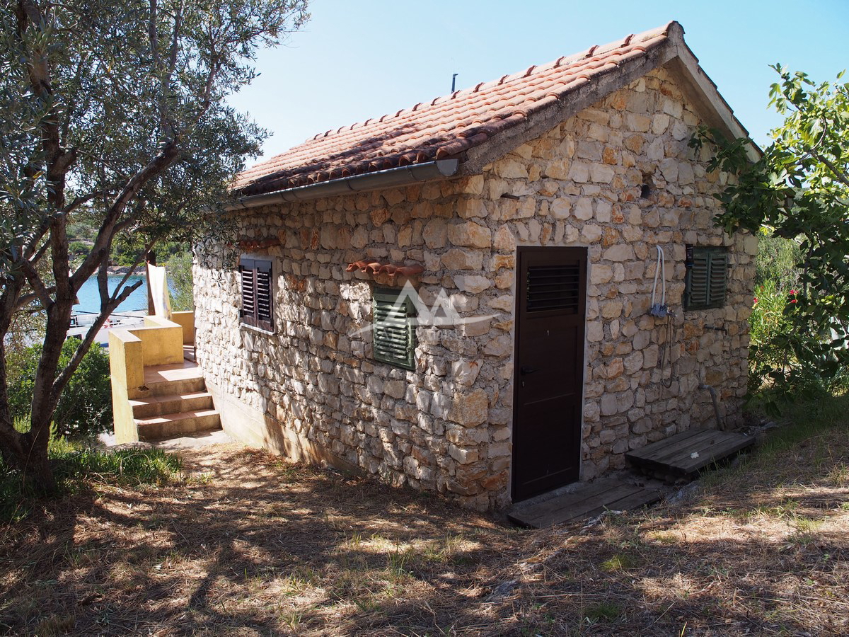 MALA RAVA - AFFASCINANTE CASA IN PIETRA IN VENDITA IN PRIMA FILA AL MARE