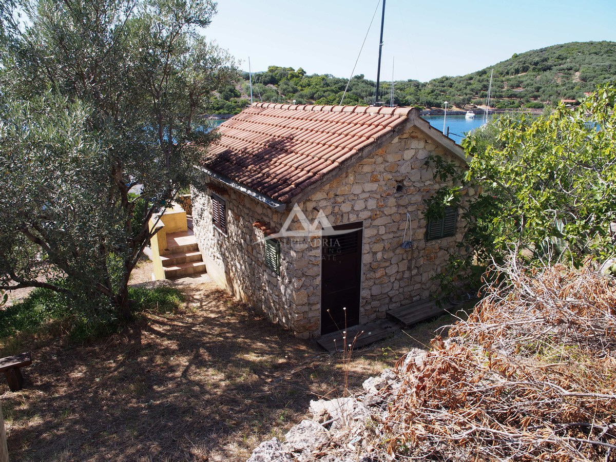 MALA RAVA - AFFASCINANTE CASA IN PIETRA IN VENDITA IN PRIMA FILA AL MARE