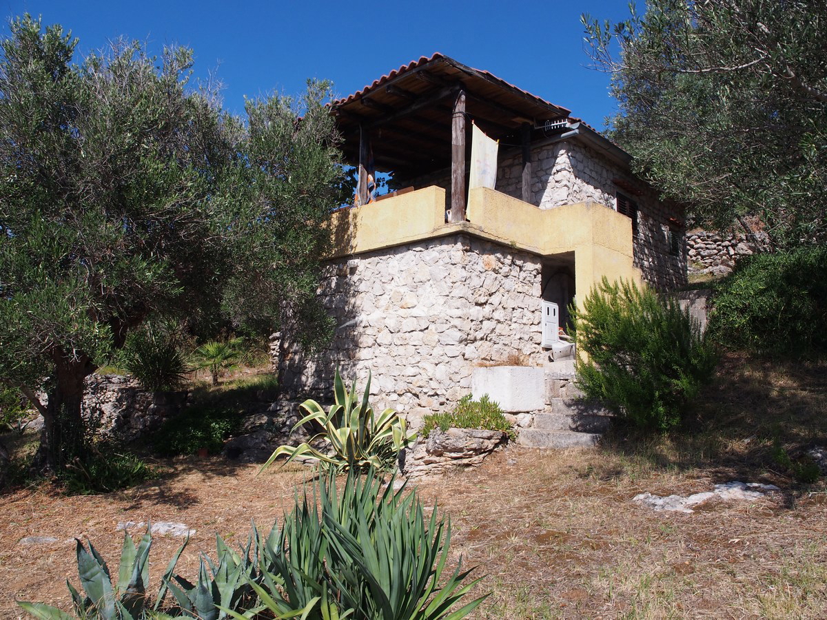 MALA RAVA - AFFASCINANTE CASA IN PIETRA IN VENDITA IN PRIMA FILA AL MARE