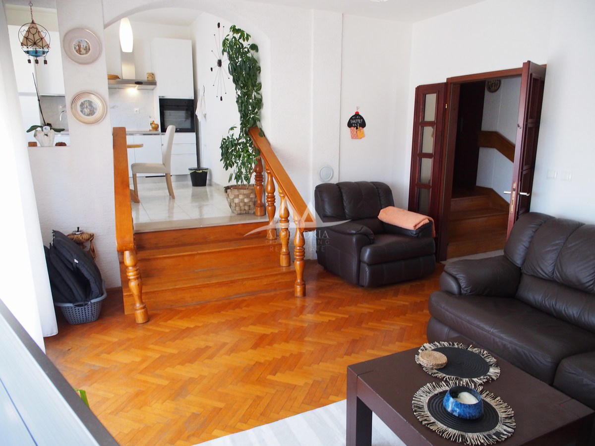 € 400.000 - CON IL PREZZO DI UN APPARTAMENTO ACQUISTI UNA CASA CON DUE APPARTAMENTI
