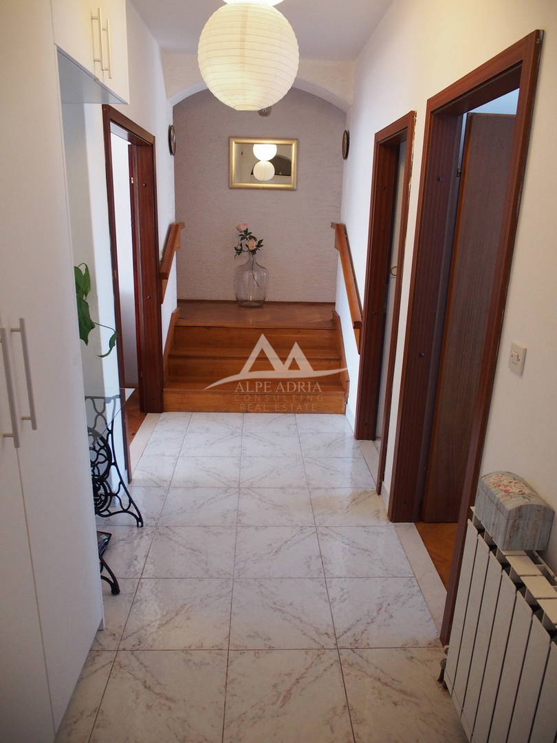 € 400.000 - CON IL PREZZO DI UN APPARTAMENTO ACQUISTI UNA CASA CON DUE APPARTAMENTI
