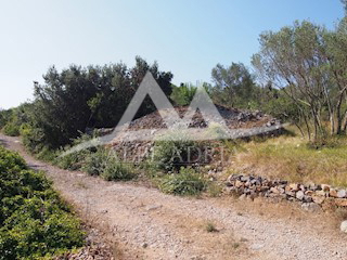 POSIZIONE ATTRAENTE - TERRENO EDIFICABILE 899 M2 - € 189.000