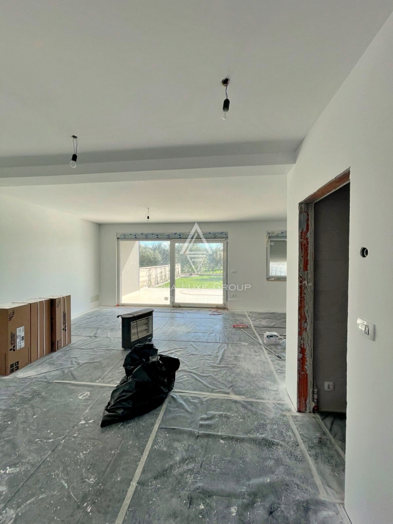 Novigrad, Istria – Appartamento moderno p. terra, giard.