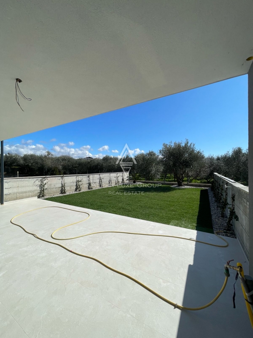 Novigrad, Istria – Appartamento moderno p. terra, giard.