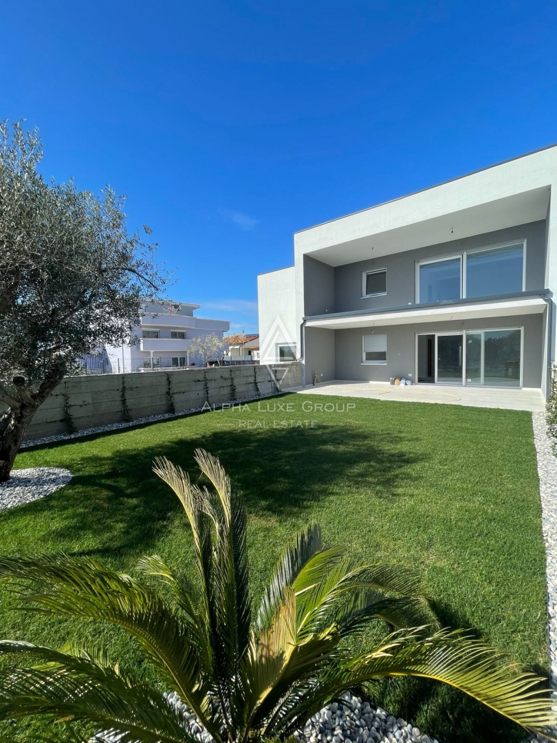 Novigrad, Istria – Appartamento moderno p. terra, giard.