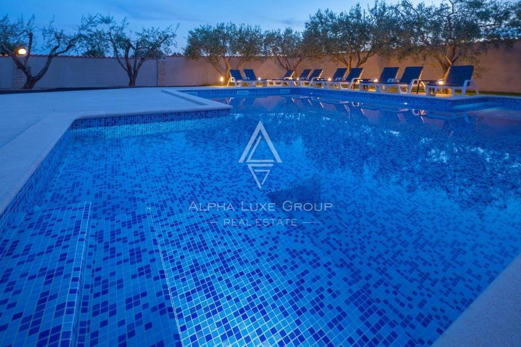 Residenza frontemare a Banjole, Istria: Ampia casa con piscina e garage