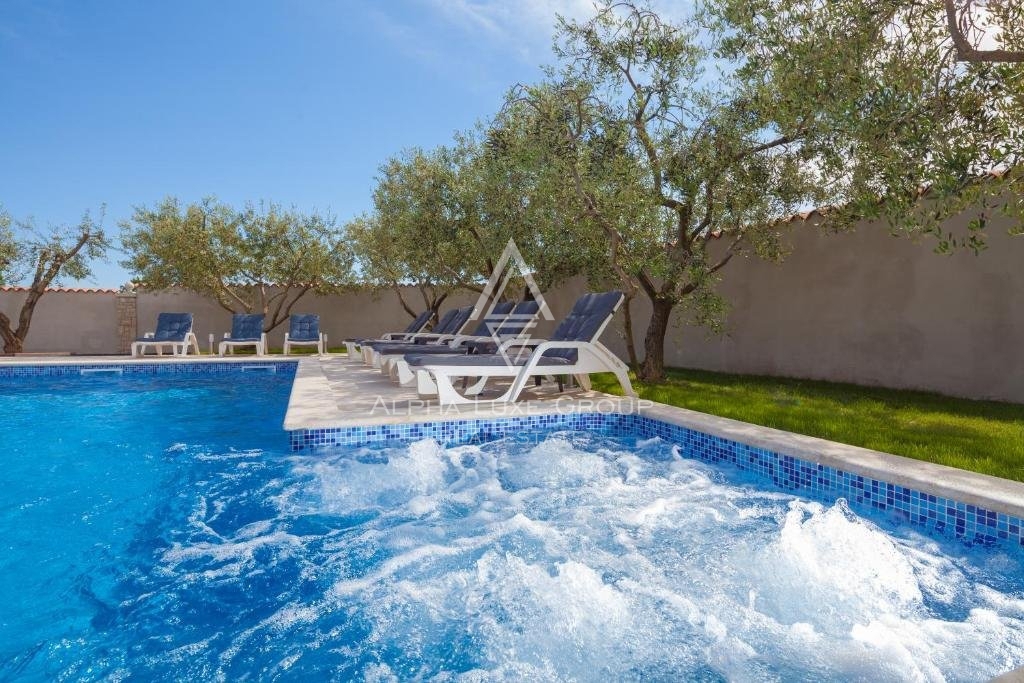 Residenza frontemare a Banjole, Istria: Ampia casa con piscina e garage