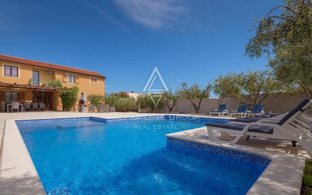 Residenza frontemare a Banjole, Istria: Ampia casa con piscina e garage