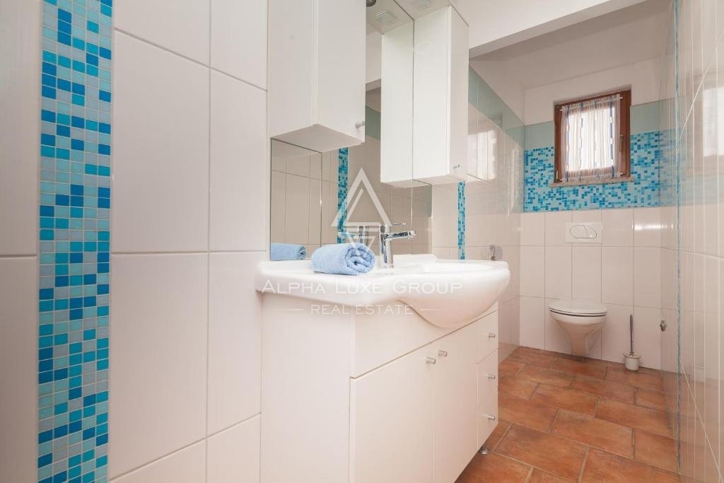 Residenza frontemare a Banjole, Istria: Ampia casa con piscina e garage