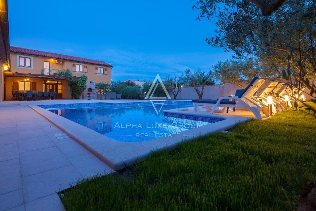 Residenza frontemare a Banjole, Istria: Ampia casa con piscina e garage