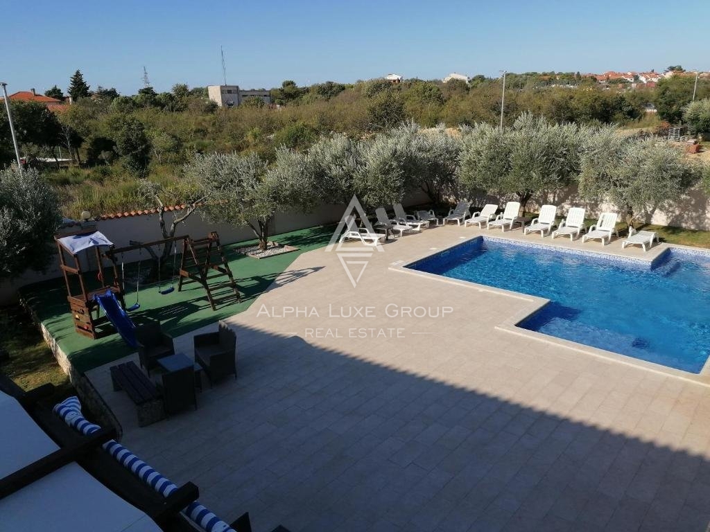 Residenza frontemare a Banjole, Istria: Ampia casa con piscina e garage
