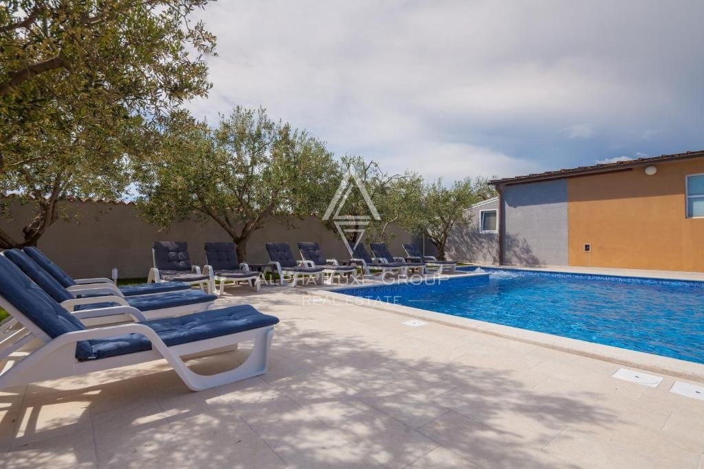 Residenza frontemare a Banjole, Istria: Ampia casa con piscina e garage