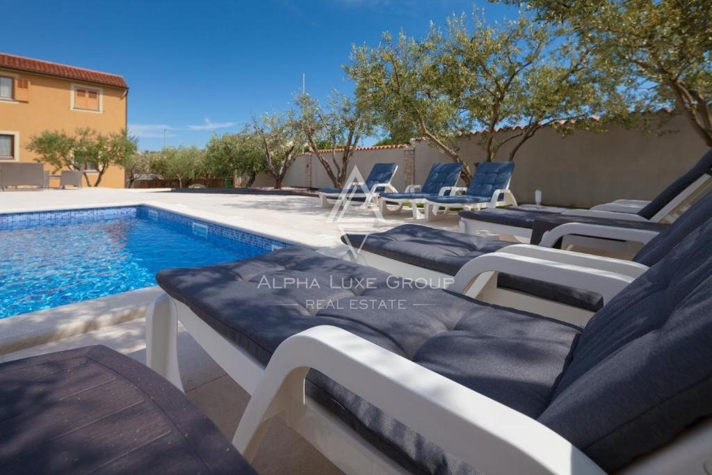 Residenza frontemare a Banjole, Istria: Ampia casa con piscina e garage