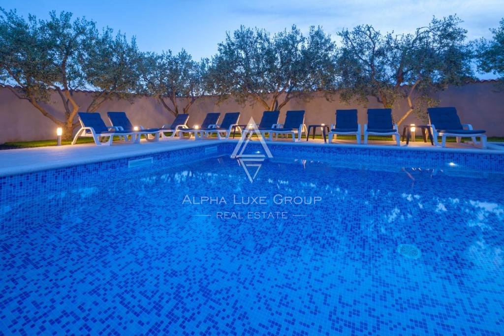 Residenza frontemare a Banjole, Istria: Ampia casa con piscina e garage