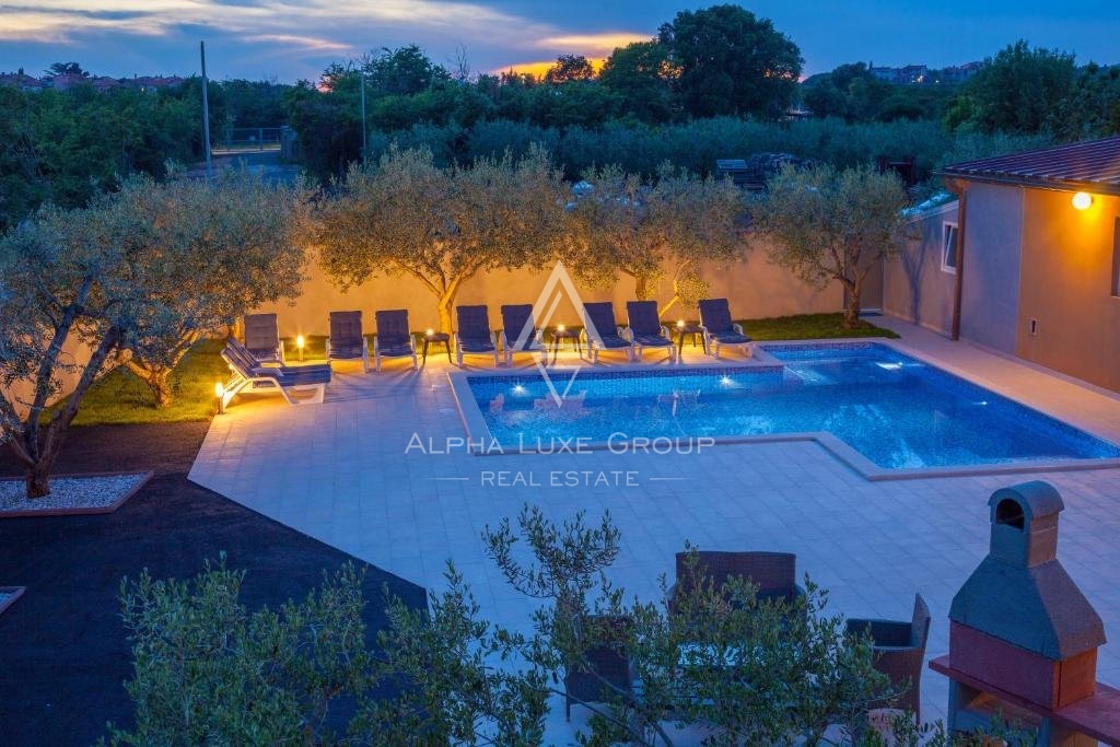 Residenza frontemare a Banjole, Istria: Ampia casa con piscina e garage