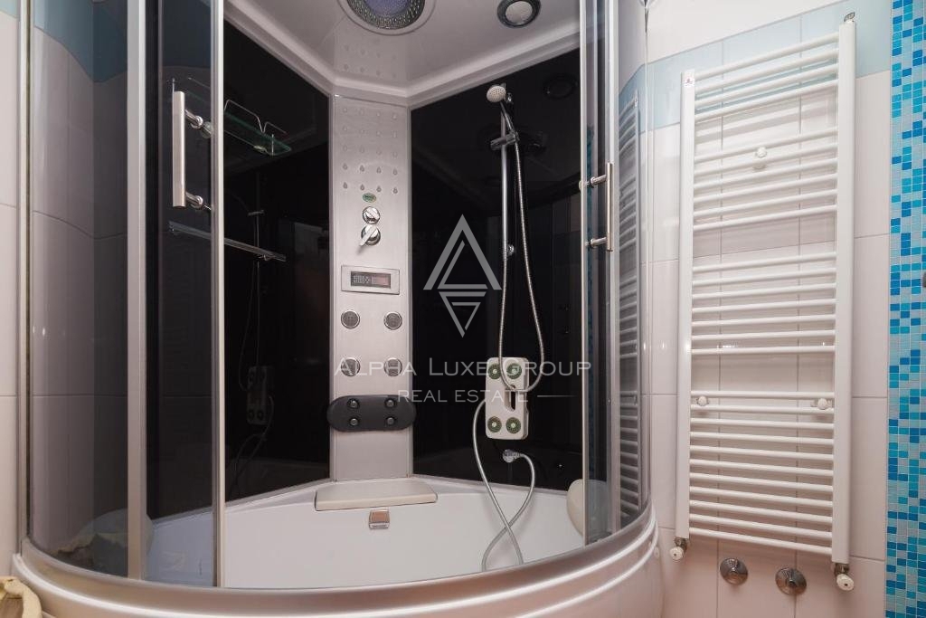 Residenza frontemare a Banjole, Istria: Ampia casa con piscina e garage
