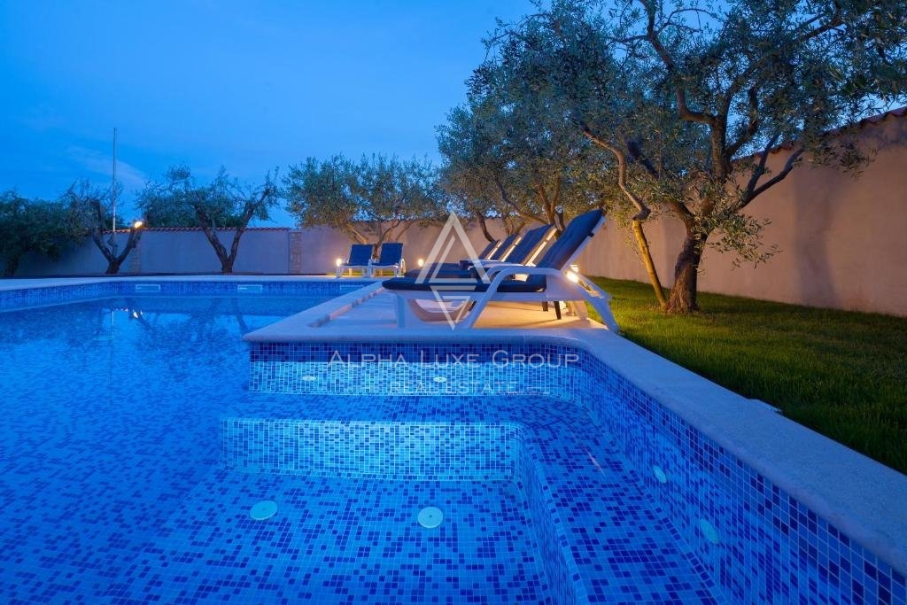 Residenza frontemare a Banjole, Istria: Ampia casa con piscina e garage