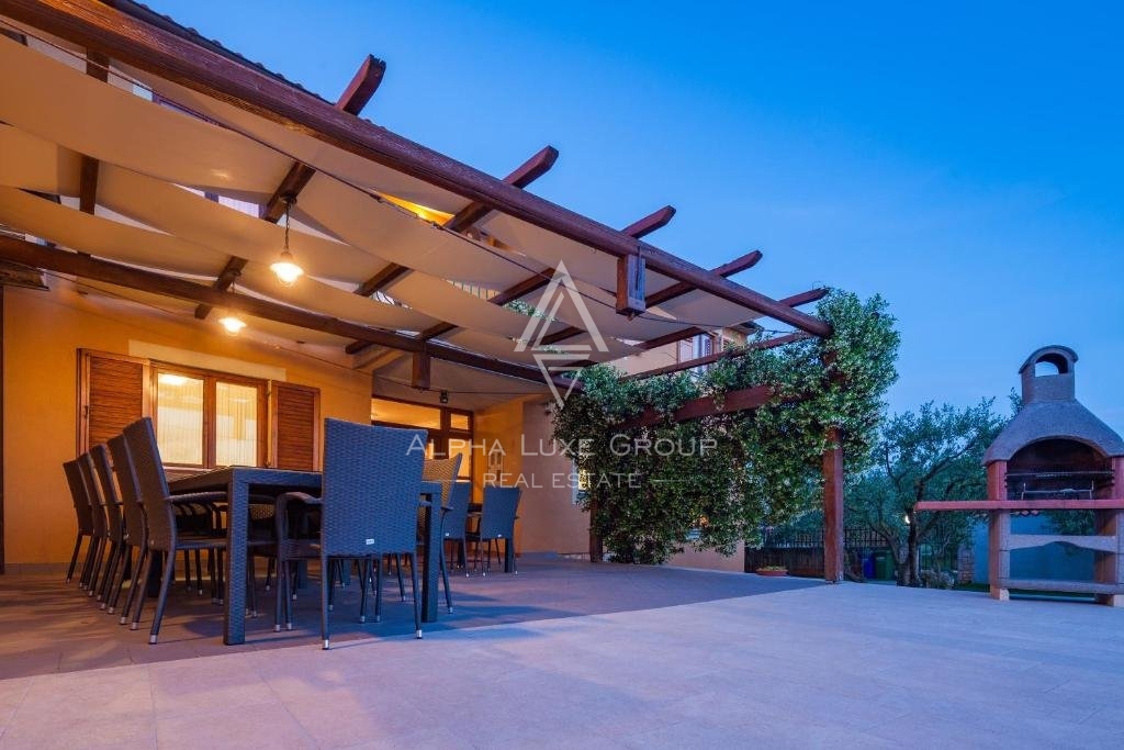 Residenza frontemare a Banjole, Istria: Ampia casa con piscina e garage