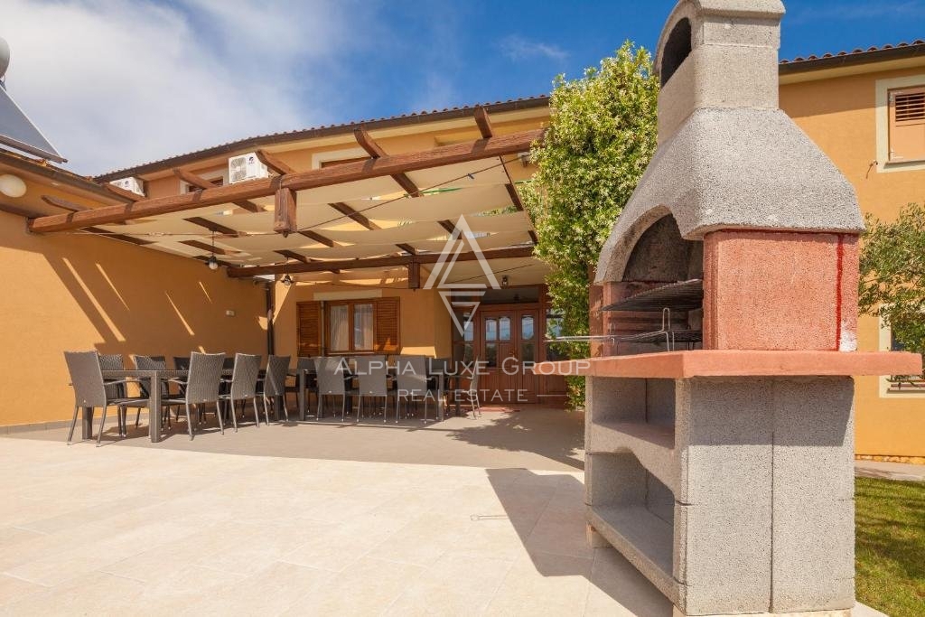 Residenza frontemare a Banjole, Istria: Ampia casa con piscina e garage