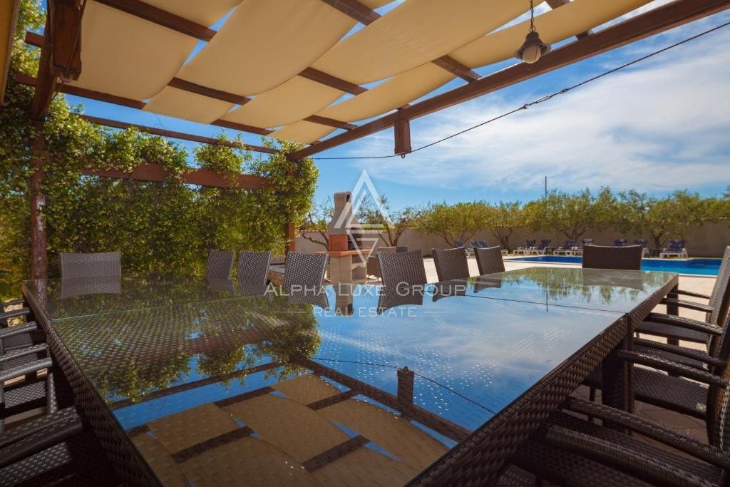 Residenza frontemare a Banjole, Istria: Ampia casa con piscina e garage