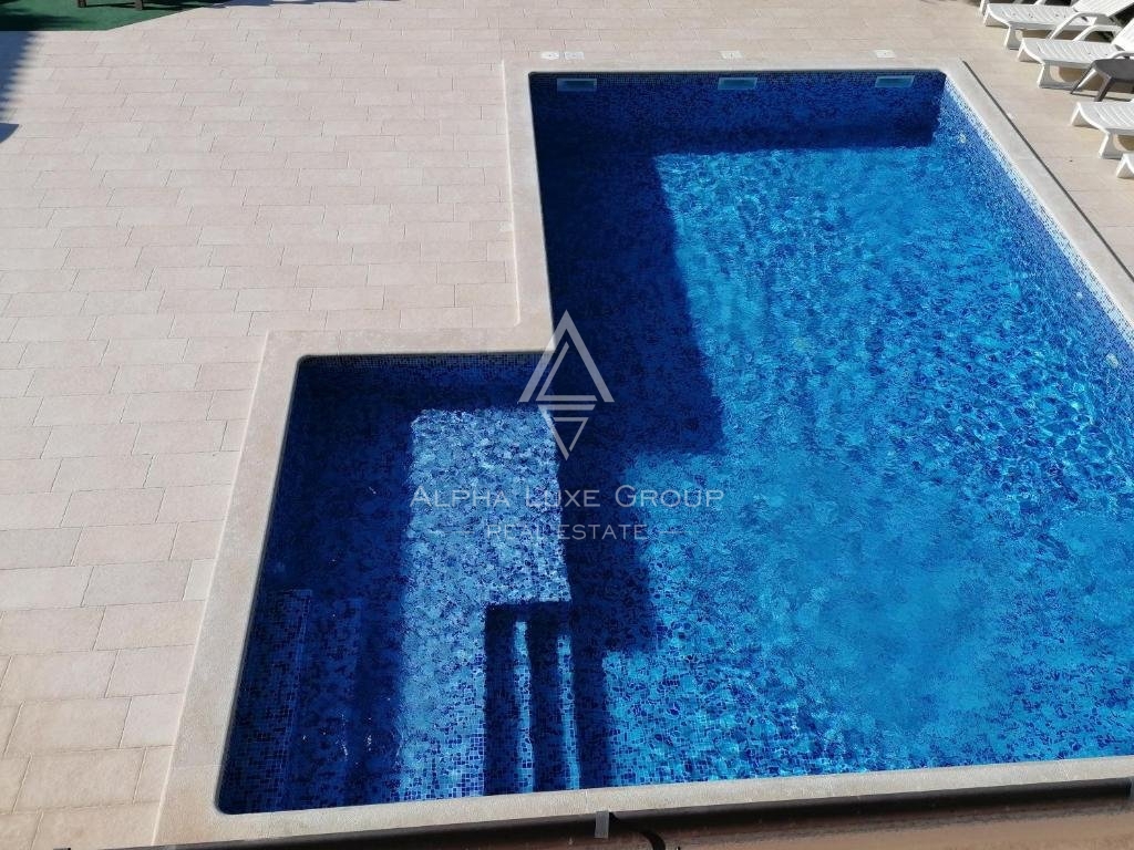 Residenza frontemare a Banjole, Istria: Ampia casa con piscina e garage