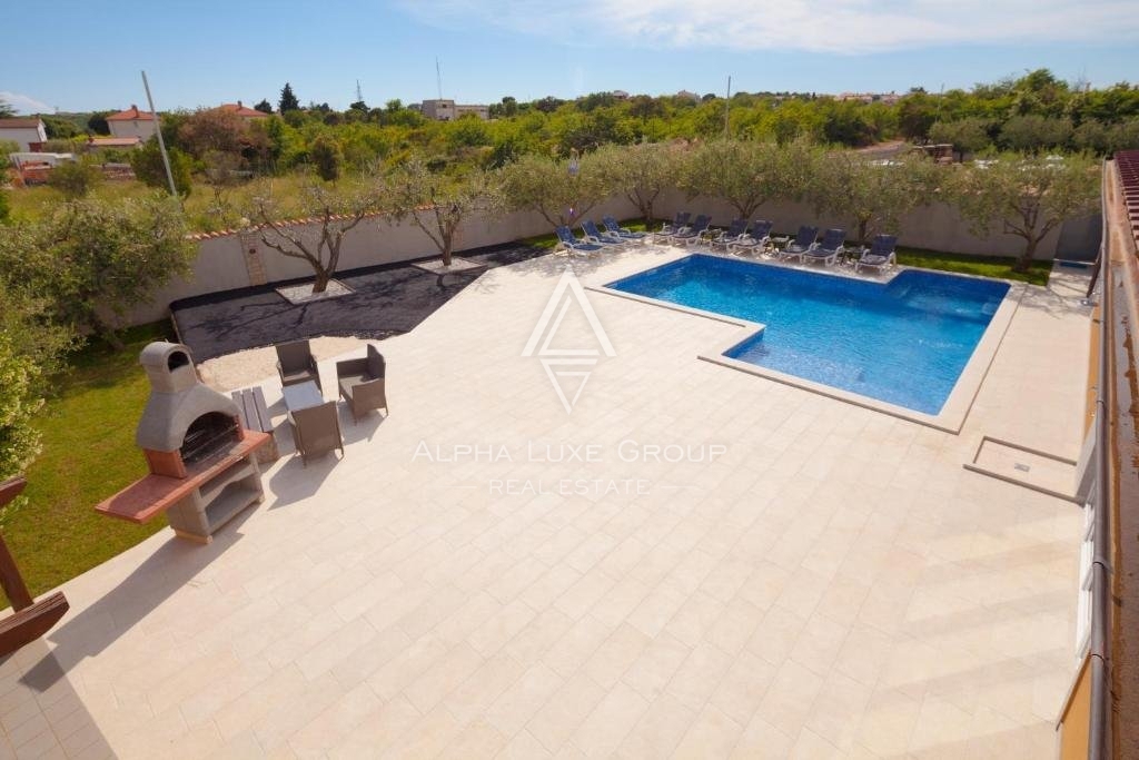 Residenza frontemare a Banjole, Istria: Ampia casa con piscina e garage
