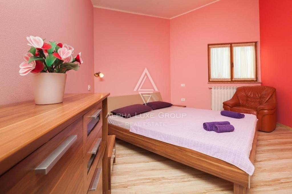 Residenza frontemare a Banjole, Istria: Ampia casa con piscina e garage