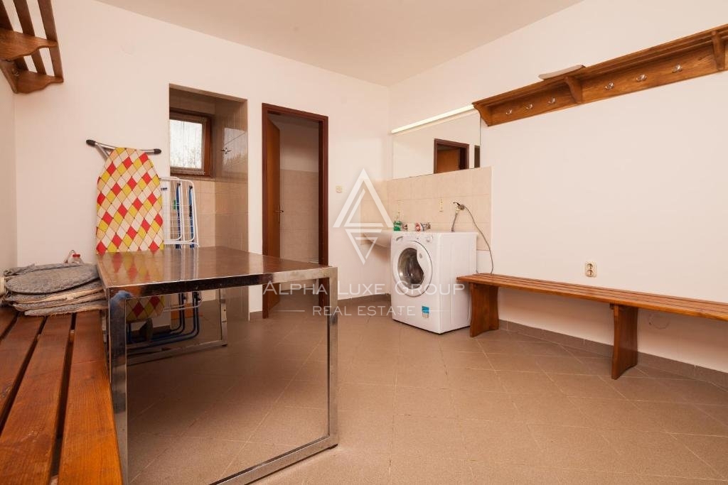 Residenza frontemare a Banjole, Istria: Ampia casa con piscina e garage