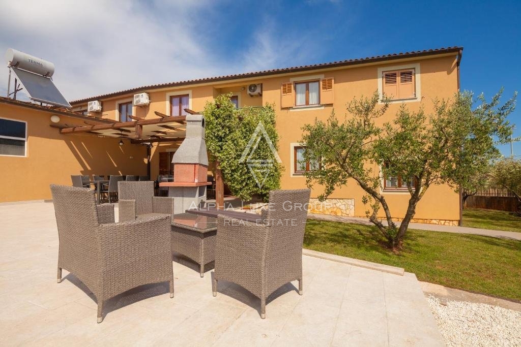 Residenza frontemare a Banjole, Istria: Ampia casa con piscina e garage