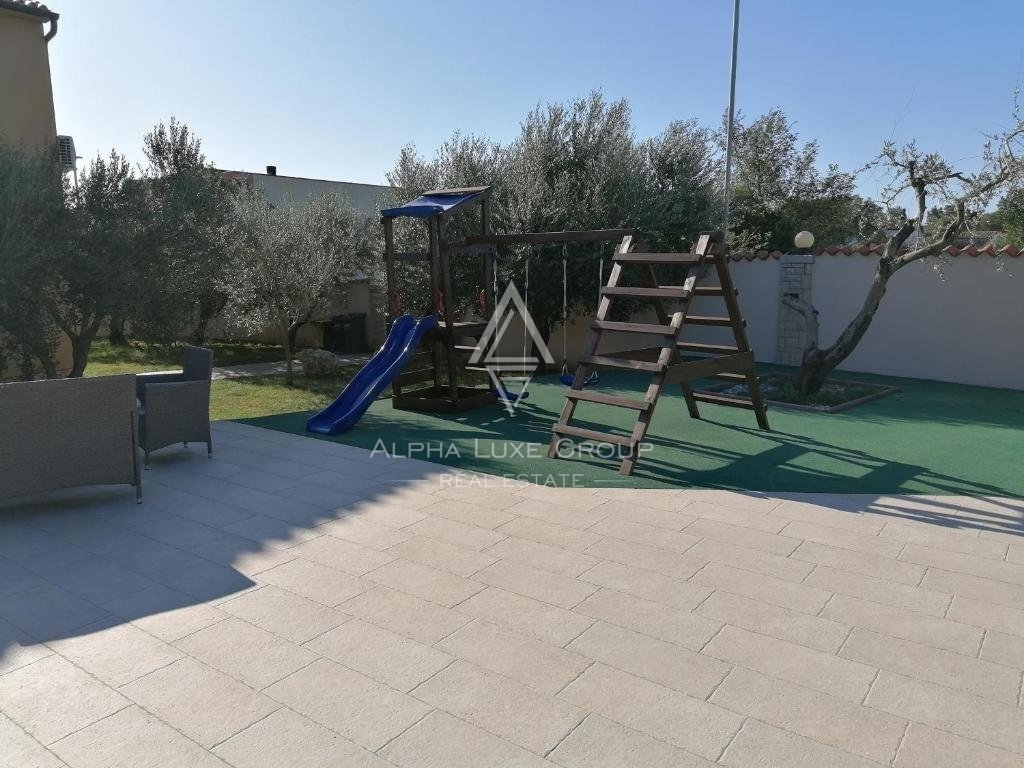 Residenza frontemare a Banjole, Istria: Ampia casa con piscina e garage