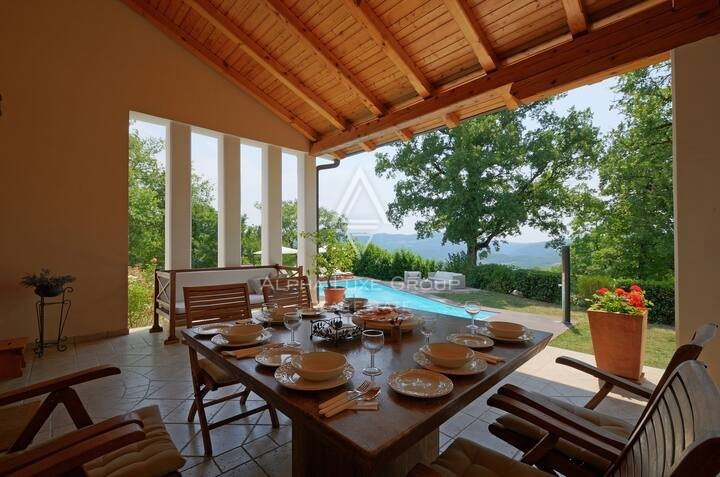 Scoprite la Serenità a Buzet, Istria: Splendida Villa con Piscina Immersa nella Natura
