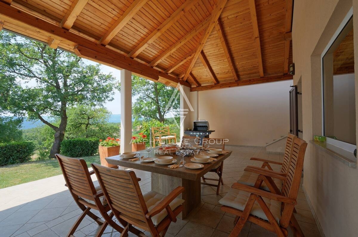 Scoprite la Serenità a Buzet, Istria: Splendida Villa con Piscina Immersa nella Natura