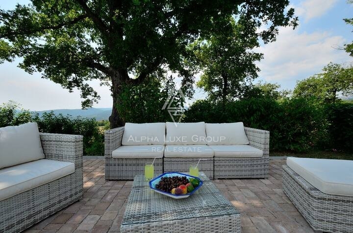 Scoprite la Serenità a Buzet, Istria: Splendida Villa con Piscina Immersa nella Natura