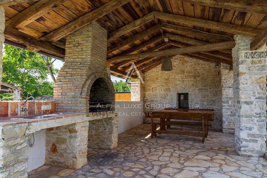 Bella villa istriana in pietra con piscina in un ampio giardino, Barban, ISTRIA