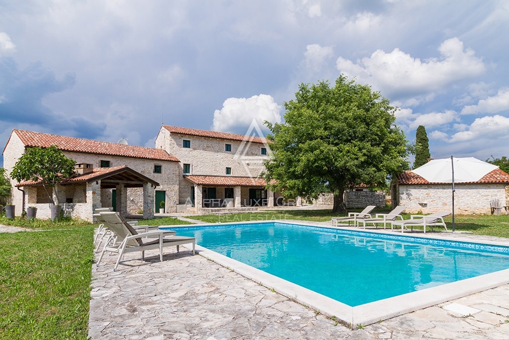 Bella villa istriana in pietra con piscina in un ampio giardino, Barban, ISTRIA