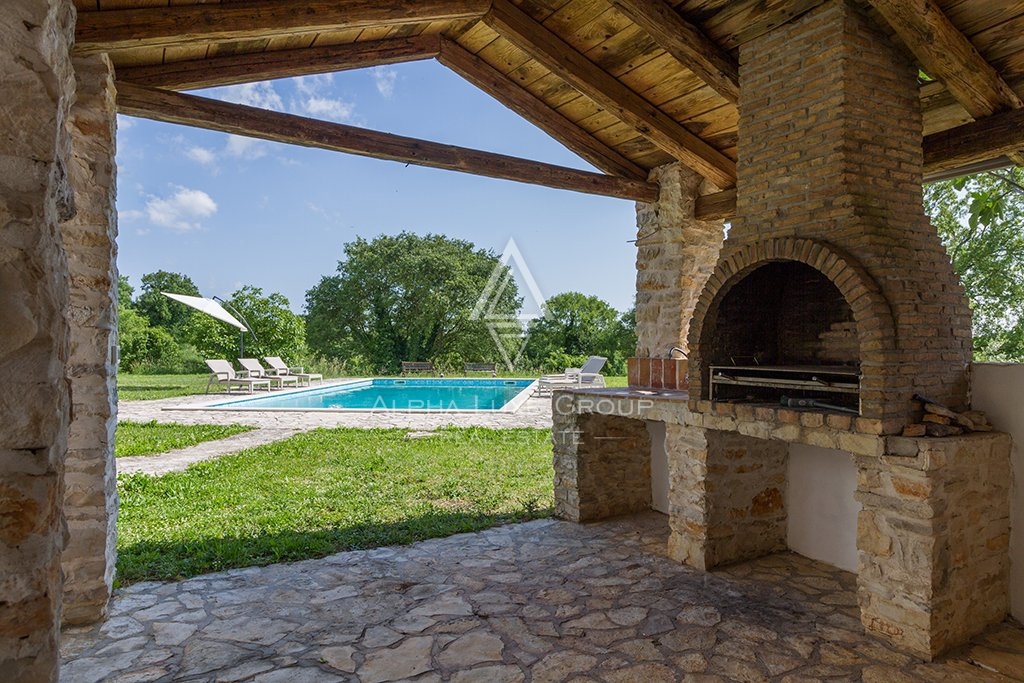 Bella villa istriana in pietra con piscina in un ampio giardino, Barban, ISTRIA