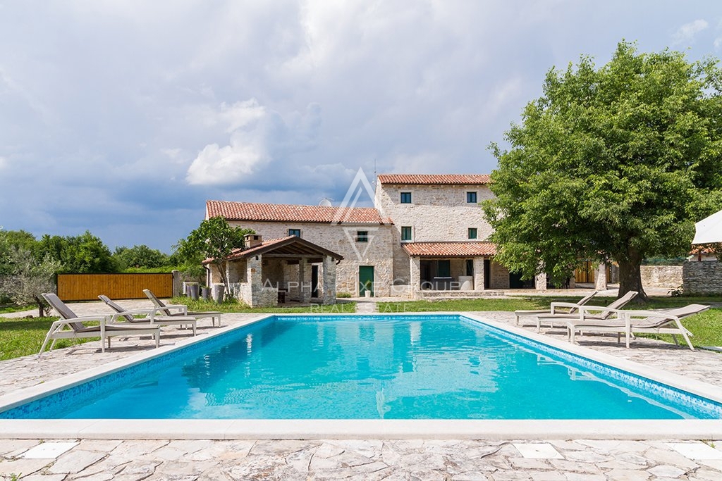 Bella villa istriana in pietra con piscina in un ampio giardino, Barban, ISTRIA