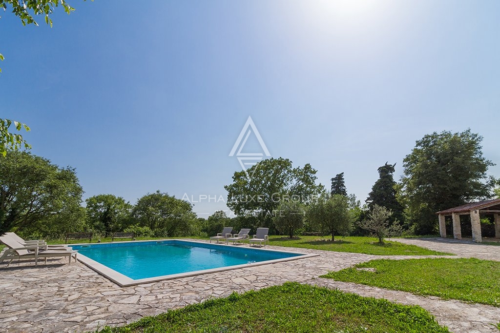 Bella villa istriana in pietra con piscina in un ampio giardino, Barban, ISTRIA